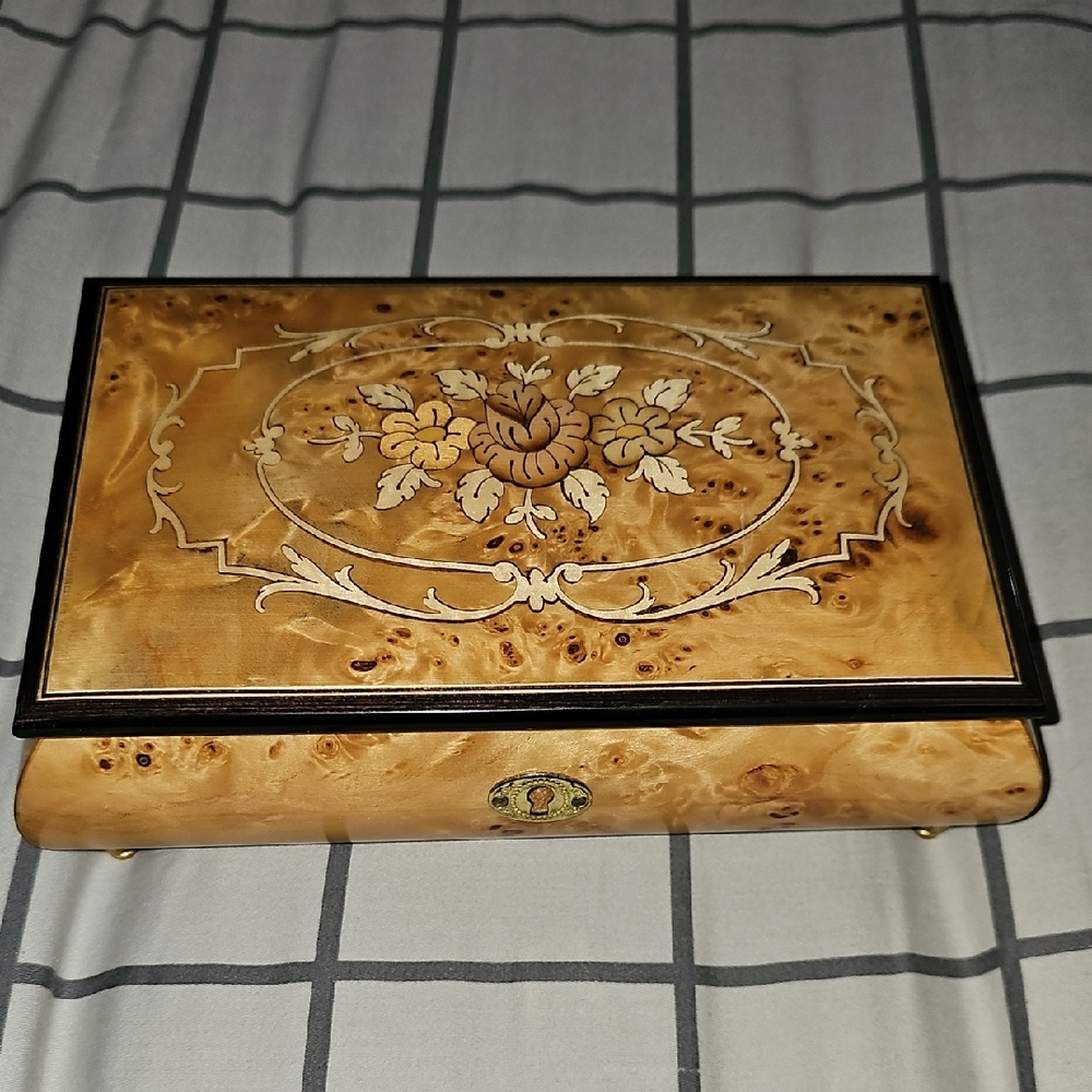 Splendid Brown and Black Jewelry Organizer